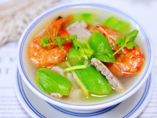 16、丝瓜海虾肉片汤,鲜美无比又营养丰富的丝瓜海虾肉片汤。