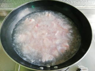 1、番茄黄豆芽排骨汤,排骨洗净浸泡出血水，凉水入锅烧开