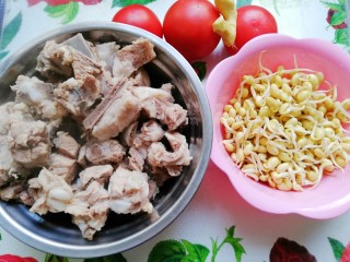 2、番茄黄豆芽排骨汤,捞出飞过水的排骨，黄豆芽洗净备用，番茄切块，姜切片
