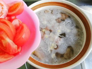 4、番茄黄豆芽排骨汤,将番茄块放入砂锅中