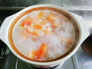 5、番茄黄豆芽排骨汤,大火煮开