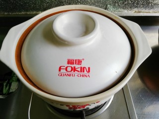 6、番茄黄豆芽排骨汤,转小火，盖上盖子煲2个小时