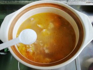 7、番茄黄豆芽排骨汤,(根据个人口味)加1小勺盐