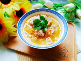 8、番茄黄豆芽排骨汤,汤色金黄中带着些许红润