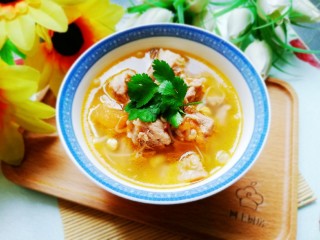 9、番茄黄豆芽排骨汤,口感清爽非常好喝