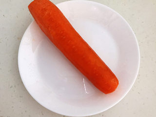 1、青椒炒胡萝卜,胡萝卜削皮后清洗干净