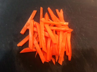 2、青椒炒胡萝卜,把胡萝卜切成丝