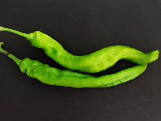 3、青椒炒胡萝卜,青椒去蒂去籽