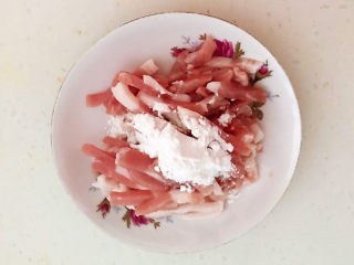 6、青椒炒胡萝卜,加入玉米淀粉