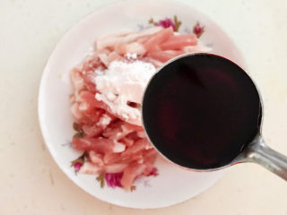 7、青椒炒胡萝卜,加入蚝油