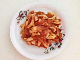 8、青椒炒胡萝卜,抓匀后腌制5分钟