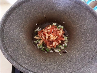 10、青椒炒胡萝卜,加入猪肉丝