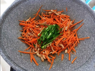 13、青椒炒胡萝卜,加入青椒丝