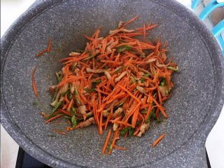 14、青椒炒胡萝卜,翻炒均匀