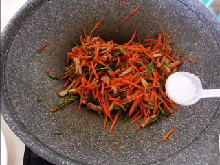 15、青椒炒胡萝卜,加入精盐，翻炒均匀即可