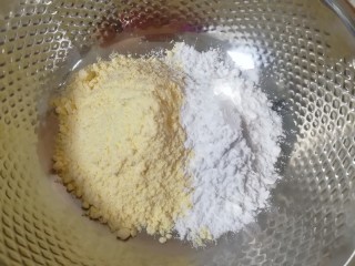 1、月牙蒸饺,按配方量准备好新良玉米饺子粉和新良澄粉。