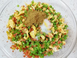 7、月牙蒸饺,放盐、十三香、糖和香油搅拌均匀。