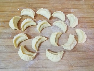 12、月牙蒸饺,包成月牙形状的蒸饺。