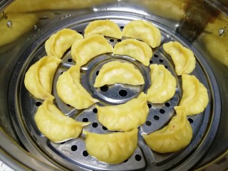 14、月牙蒸饺,蒸熟的月牙蒸饺颜色好漂亮啊！