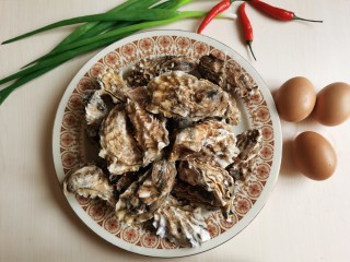 1、牡蛎炒蛋,准备所需食材。
