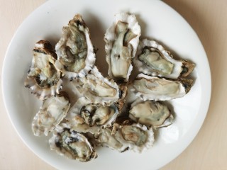 3、牡蛎炒蛋,给牡蛎开壳真不是太容易的事，我手都被插破了，大家还是尽量不要挑战自己。买牡蛎时还是要让商家帮忙开壳，或者直接买处理好的牡蛎。