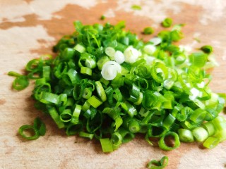 4、牡蛎炒蛋,小葱洗净切碎。