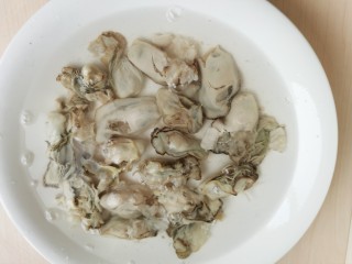 9、牡蛎炒蛋,牡蛎肉用清水冲洗一下，以免里面有细小的碎壳。