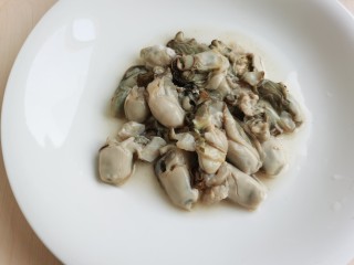 10、牡蛎炒蛋,锅里放水烧开，放入牡蛎焯水片刻，捞出控水备用。牡蛎焯水后肉质会更紧致，以免炒的时候出水过多。