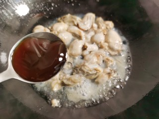 12、牡蛎炒蛋,然后加入一勺蚝油和少许生抽。