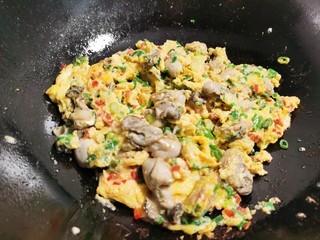 15、牡蛎炒蛋,快速翻炒至蛋液凝固即可。