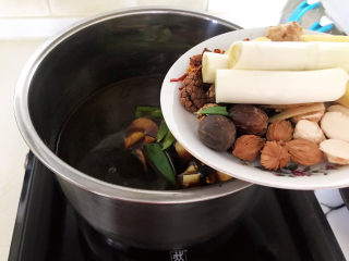 9、五香卤猪蹄,加入姜片和大葱段