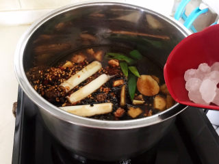 10、五香卤猪蹄,加入冰糖,烧开后煮5分钟