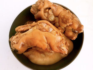 15、五香卤猪蹄,五香卤猪蹄口感香糯,满满的胶原蛋白,喜欢吃香糯的趁热,喜欢吃口感筋道的晾凉后放入冰箱冷藏4个小时即可,真滴非常美味~