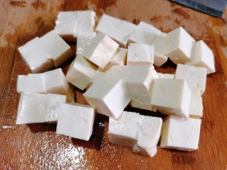 2、番茄豆腐汤,再把它切成小块