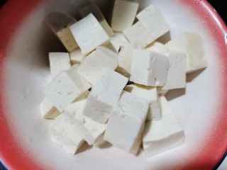 4、番茄豆腐汤,再把它捞出来,加少许盐腌一下