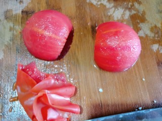 8、番茄豆腐汤,把皮剥掉