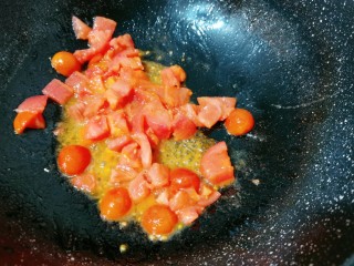 10、番茄豆腐汤,锅里烧热,倒入食用油,再把番茄放入