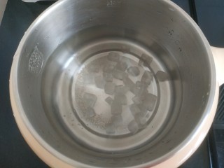 2、苹果雪梨汤,锅中放入适量清水,放入适量冰糖