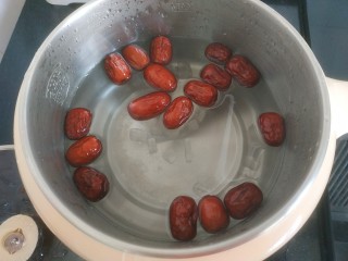 3、苹果雪梨汤,大枣洗净,加入大枣,大火烧开后转小火煮十分钟