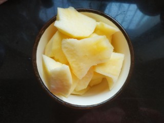 9、苹果雪梨汤,削成小块