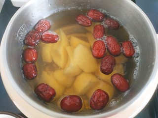 11、苹果雪梨汤,先放入雪梨块,大火烧开,转小火,煮二十分钟