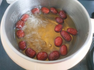 10、苹果雪梨汤,大枣煮十分钟,大枣鼓起来,汤成红色