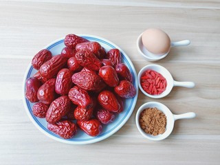 1、糖水鸡蛋,想多喝一点糖水、所以红枣的量比平时多了一倍！