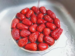 2、糖水鸡蛋,红枣用清水洗去表面灰尘。
