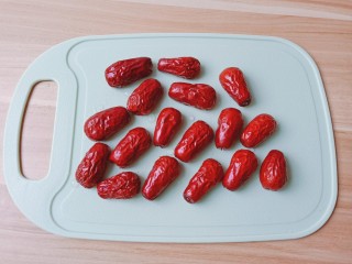 3、糖水鸡蛋,清洗好的红枣用剪刀对半剪开。