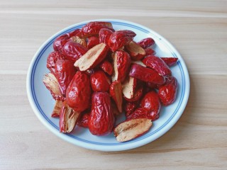 4、糖水鸡蛋,红枣之所以剪开是让煮的时候更好地释放出来。