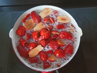 6、糖水鸡蛋,开大火将红枣煮开。