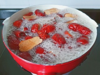 7、糖水鸡蛋,中小火炖四十分钟。