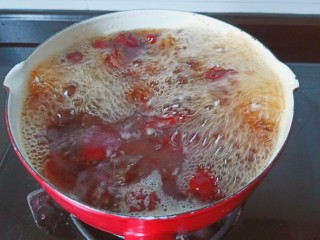 8、糖水鸡蛋,炖至红枣汤颜色出来。