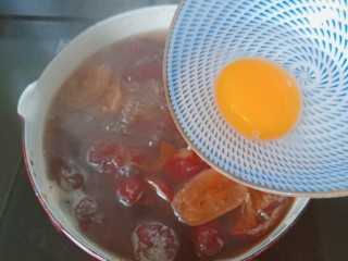 9、糖水鸡蛋,开小火加入一个鸡蛋慢慢焖熟。